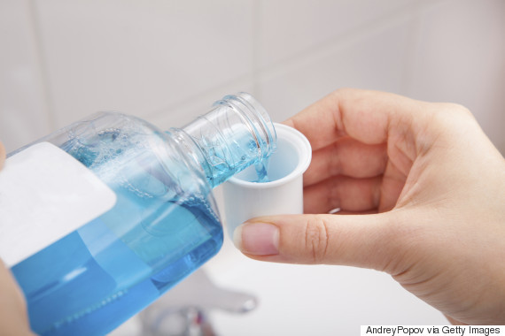 Tương tự, bạn có thể sử dụng nước súc miệng để khử mùi hôi dưới cánh tay. Ảnh: capitaldentistry.