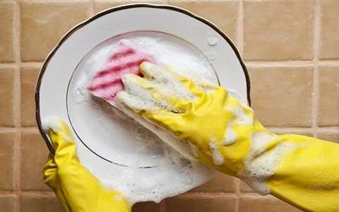 Sau khi rửa với nước rửa bát, nhiều chị em chỉ tráng qua loa bát đĩa và các dụng cụ sao cho nhìn thấy không còn bọt chất tẩy rửa là được. Ảnh: vtcns.