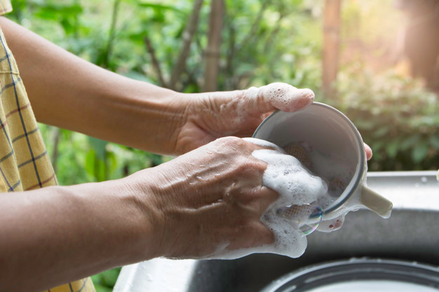 Một sai lầm nữa mà nhiều bà nội trợ mắc phải đó chính là ngâm dụng cụ đựng thức ăn trong dung dịch nước rửa chén bát quá lâu. Ảnh: freepik.