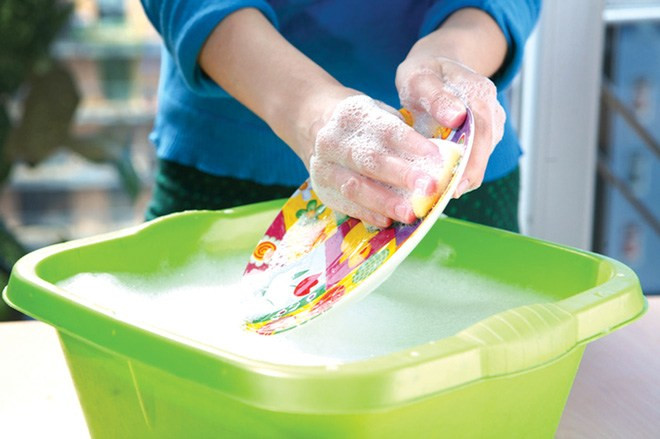 Tuy nhiên, việc ngâm càng lâu sẽ khiến dung dịch tẩy rửa có khả năng ngấm vào chén đĩa càng cao. Ảnh: chiliweb.