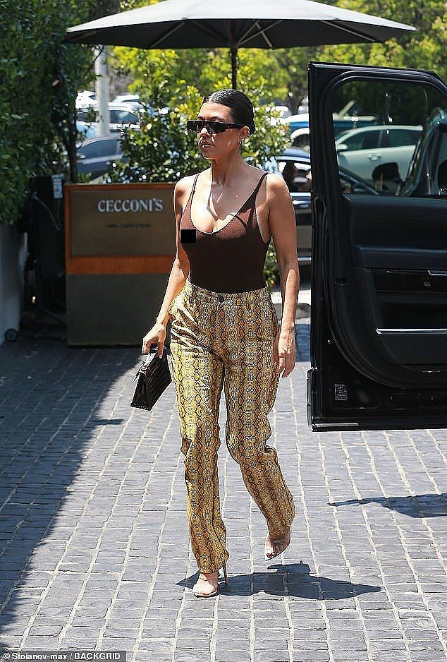 Dù đã 40 tuổi và qua ba lần sinh nở, Kourtney Kardashian vẫn tự tin diện áo bó sát, “ thả rông” vòng 1 xuống phố. Ảnh: vietgiaitri.