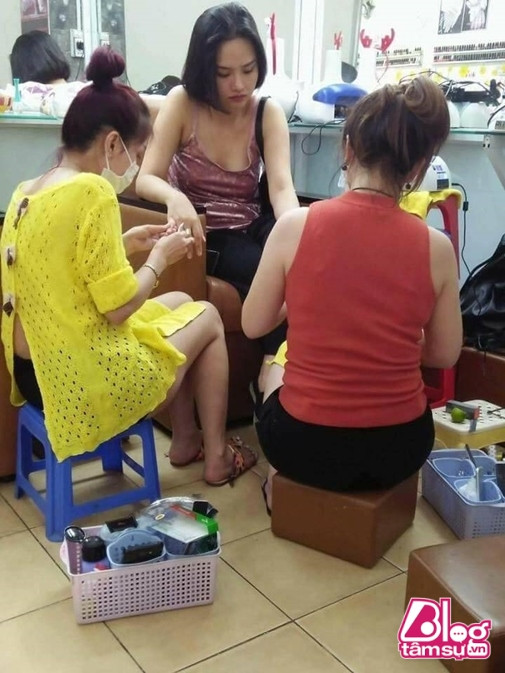 Miu Lê thoải mái không mặc áo ngực tại 1 tiệm làm móng. Ảnh: saobiz.