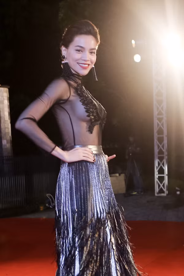 Hà Hồ bạo dạn thả rông ngay cả khi có hàng triệu người đang theo dõi trên sóng truyền hình. Ảnh: guu.