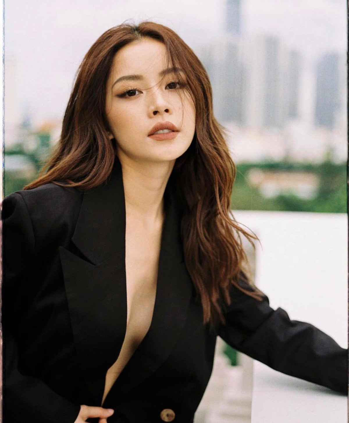 Chi Pu gây bất ngờ khi từ bỏ hình tượng trong sáng để theo đuổi phong cách mới vô cùng phóng khoáng. Ảnh: eva.