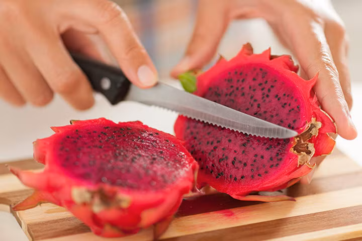 Mặc dù vậy, thanh long lại chứa nhiều đường nên bạn cần hạn chế ăn nhiều vào buổi tối. Ảnh: okeinfo.