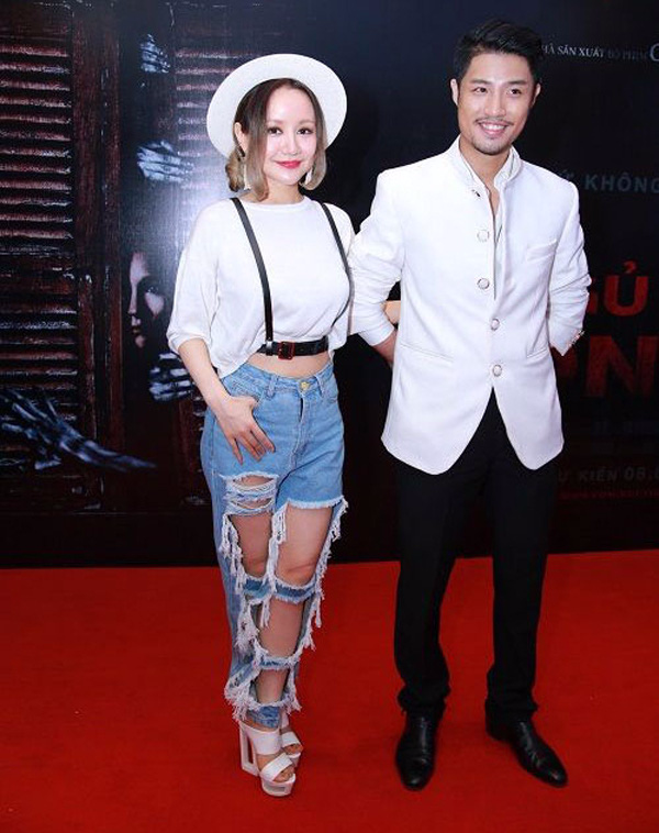 MC Việt Nga sải bước trên thảm đỏ trong chiếc quần jeans rách tả tơi. Ảnh: wordpress.