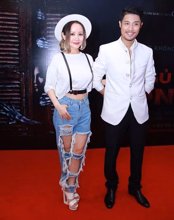 MC Việt Nga sải bước trên thảm đỏ trong chiếc quần jeans rách tả tơi. Ảnh: wordpress.