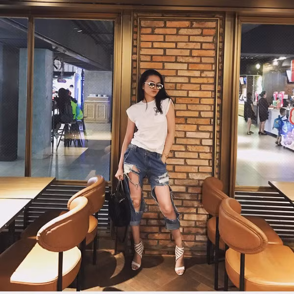 Thiều Bảo Trang phá cách táo bạo khi diện mốt quần jeans rách nham nhở. Ảnh: nld.