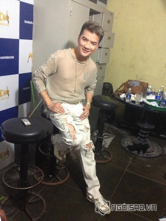 Bên cạnh đó là Đàm Vĩnh Hưng. Anh chàng với chiếc quần rách tả tơi và áo xuyên thấu. Ảnh: giadinh.