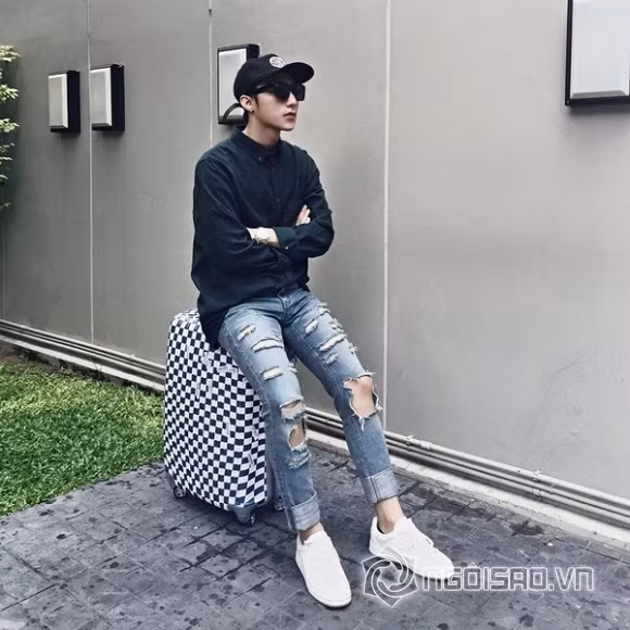Sơn Tùng - MTP là tín đồ của quần jeans “cái bang”. Ảnh: ngoisao.