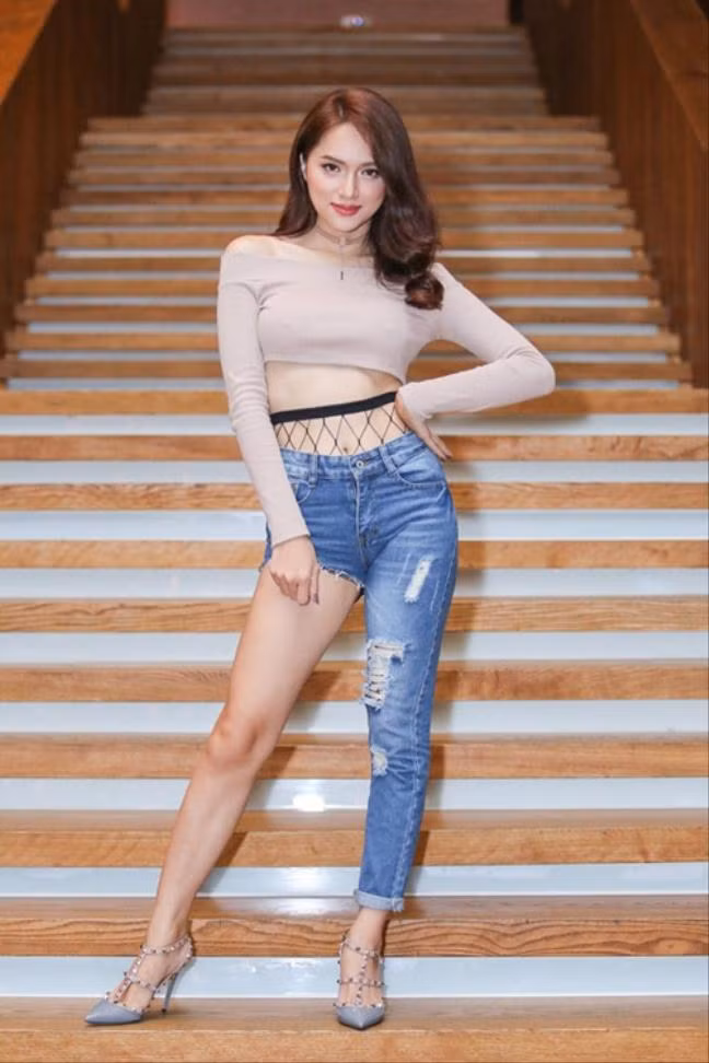 Hoa hậu Hương Giang với chiếc quần jeans “ống còn ống mất” khó hiểu. Ảnh: blogspot.