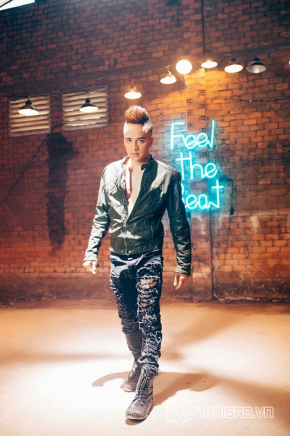 Cao Thái Sơn trong chiếc quần rách “chuẩn cái bang”. Ảnh: thanhnien.