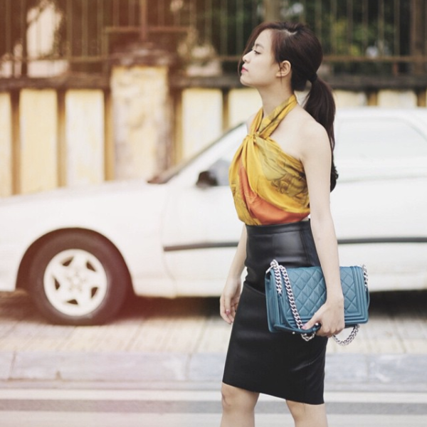 Hoàng Thuỳ Linh thì kín đáo hơn chút khi biến tấu khăn thành áo cổ yếm nhưng không để lộ vòng eo. Ảnh: tiin.