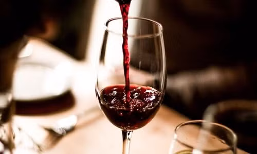 Chất resveratrol có trong rượu vang đỏ có đặc tính kháng viêm, có thể giúp giảm các tác nhân rủi ro góp phần vào sự phát triển của viêm khớp dạng thấp. Ảnh: irishtimes.