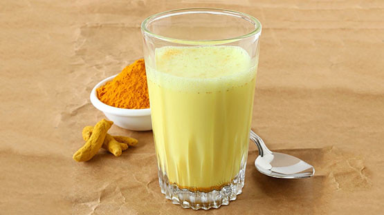 Sữa có một số đặc tính kháng viêm trong khi bột nghệ có tác dụng làm lành vết thương và chữa bệnh. Ảnh: netbuttrian.