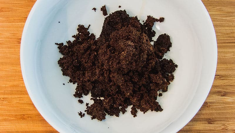 Một điều thú vị là bã cà phê chứa các hợp chất độc hại với nhiều côn trùng. Bạn có thể sử dụng bã cà phê của mình để đẩy lùi muỗi, ruồi giấm, bọ cánh cứng và các loài gây hại khác. Ảnh: roastycoffee.