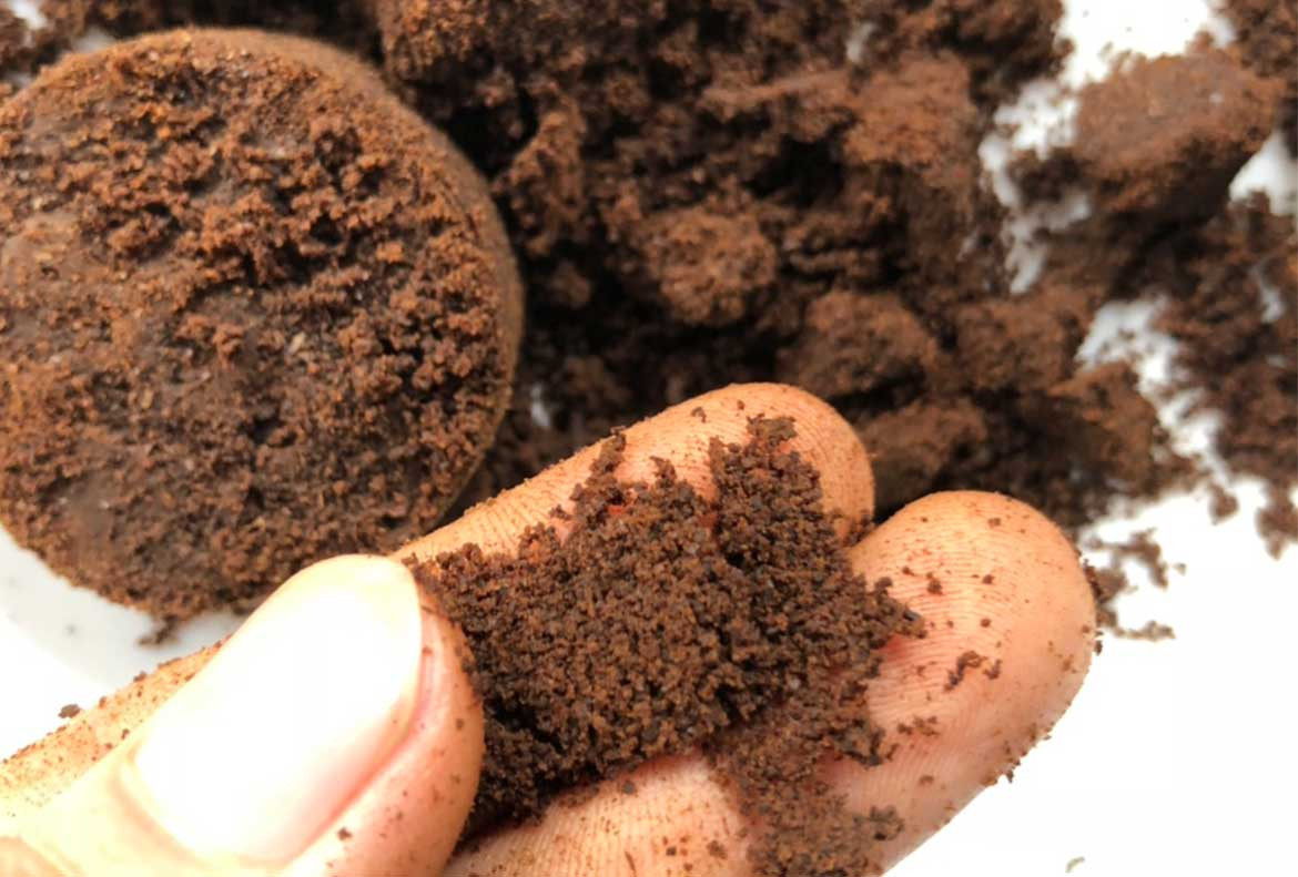 Đặc biệt, bã cà phê có thể được sử dụng như một chất tẩy rửa, giúp vệ sinh và loại bỏ sự tích tụ từ bồn rửa, dụng cụ nấu nướng, vỉ nướng và các bề mặt khác xung quanh nhà. Ảnh: vuicoffee.