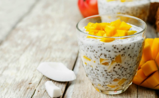 Bạn chỉ cần thái nhỏ cải bó xôi, cho thêm 2 muỗng hạt chia rồi đánh đều với trắng và chiên lên. Ảnh: thegioihat.