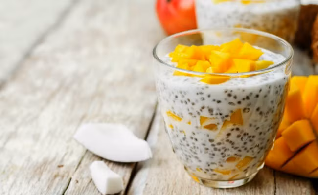 Bạn chỉ cần thái nhỏ cải bó xôi, cho thêm 2 muỗng hạt chia rồi đánh đều với trắng và chiên lên. Ảnh: thegioihat.