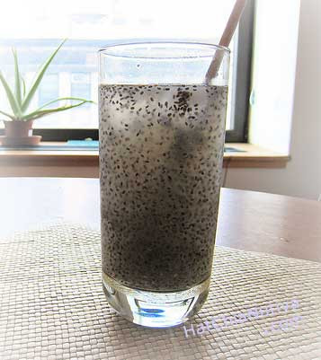 Thậm chí, bạn có thể kết hợp hạt chia với cải bó xôi và trứng để tạo thành một món ăn vừa ngon, vừa giảm cân hiệu quả. Ảnh: hatchianutiva.