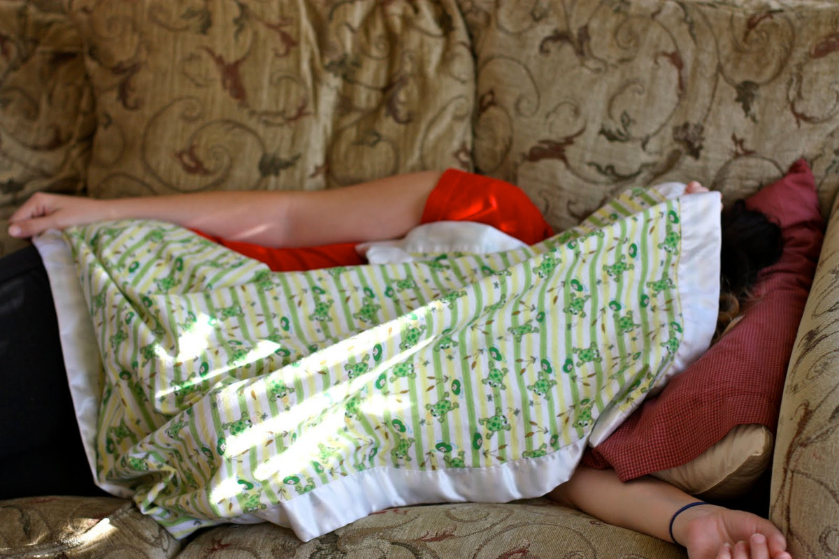 Chính vì vậy, nếu bạn trùm chăn này lên mặt đồng nghĩa với việc bạn hít luôn cả vi khuẩn. Ảnh: blogspot.