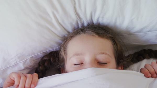 Nghiêm trọng hơn, ngủ trùm chăn kín đầu có thể làm tổn thương não bộ. Ảnh: amazonaws.