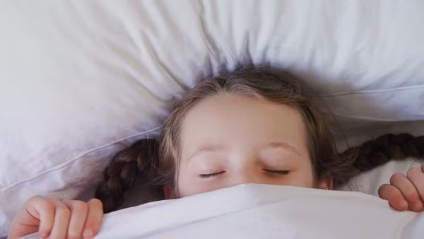 Nghiêm trọng hơn, ngủ trùm chăn kín đầu có thể làm tổn thương não bộ. Ảnh: amazonaws.