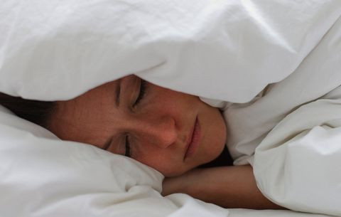 Chính việc luồng không khí qua miệng và mũi xuất bị hạn chế từ việc che đầu khi bạn ngủ làm tăng nguy cơ phát triển bệnh Alzheimer và bệnh mất trí nhớ đáng kể. Ảnh: hearstapps.