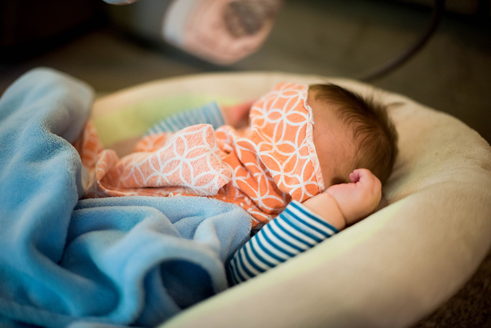 Việc ngủ trùm chăn kín mít làm tăng nguy cơ bị ngạt thở. Ảnh: klgmom.