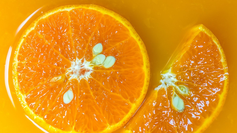 Hạt cam chứa chất xơ, ngăn ngừa hội chứng ruột kích thích và tránh táo bón. Ảnh: ocdn.