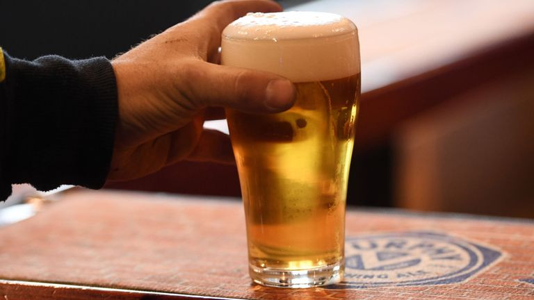 Bên cạnh đó, uống bia sẽ làm giảm suy cơ mắc bệnh sỏi mật. Ảnh: e3.365dm.