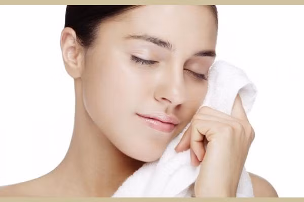 Để xông hơi da mặt, bạn chỉ cần chuẩn bị một chai nước muối sinh lý và một chiếc khăn to sạch. Ảnh: poemy.