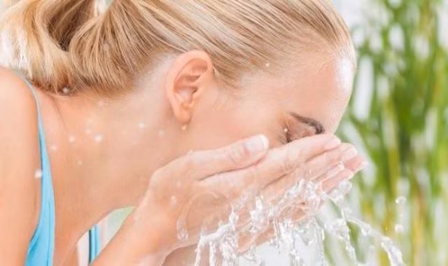 Tất cả những gì bạn cần chuẩn bị là một chai nước muối sinh lý 0,9% và bông tẩy trang. Ảnh: minhlacongai.