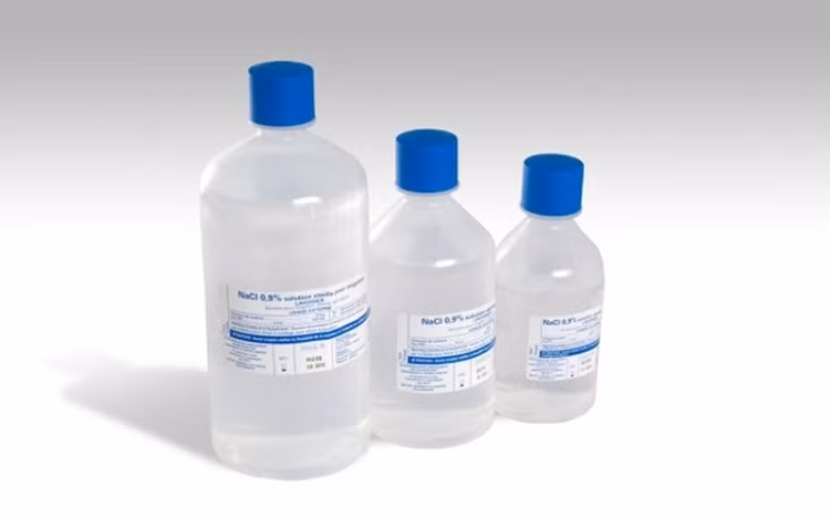 Ngoài rửa mặt, bạn có thể xông hơi da mặt bằng nước muối sinh lý. Việc xông hơi sẽ giúp lỗ chân lông sẽ được giãn nở và làm sạch nhanh chóng. Ảnh: deptuoi30.