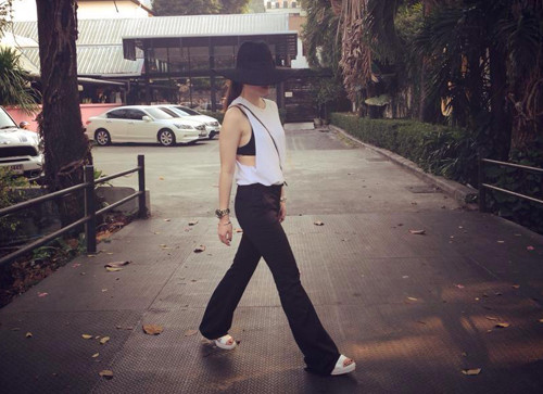 Yến Nhi có vẻ rất chuộng kiểu áo này. Ảnh: uteen.