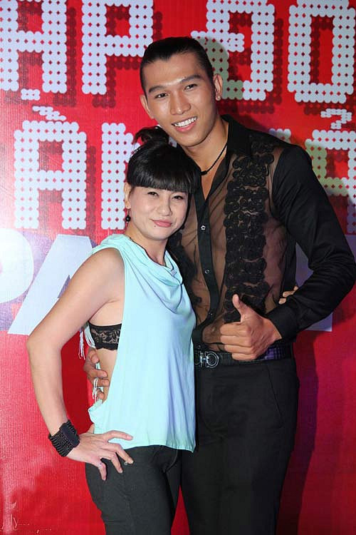 Cát Phượng với chiếc áo ba lỗ rộng rách lộ nội y ren. Ảnh: vietgiaitri.