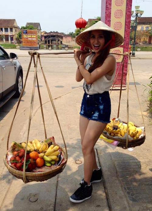 Khánh Thi cũng sở hữu chiếc áo khoét nách sâu hở nội y kém duyên. Ảnh: zing.