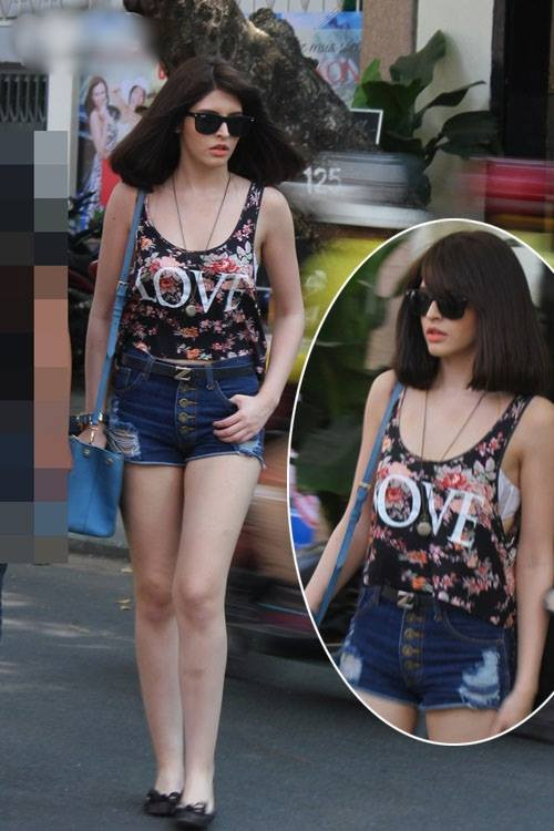 Andrea lại vô tư dạo phố trong chiếc tank top khoét sâu, để lộ áo ngực màu trắng "nổi bần bật". Ảnh: uteen.