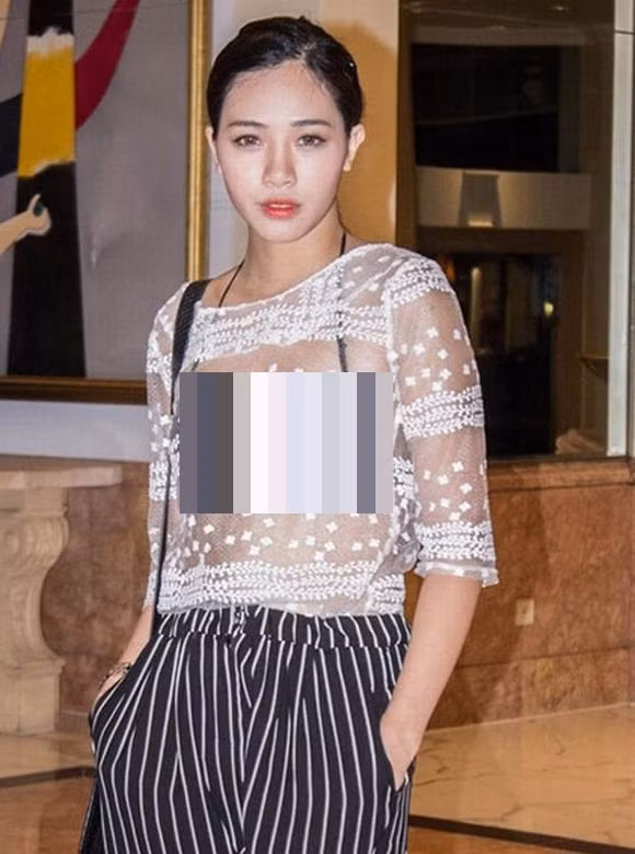 Cách mặc áo xuyên thấu trắng và đồ lót đen của Hà Min bị đông đảo khán giả trẻ ví von là "màn tra tấn thị giác". Ảnh: newsen.