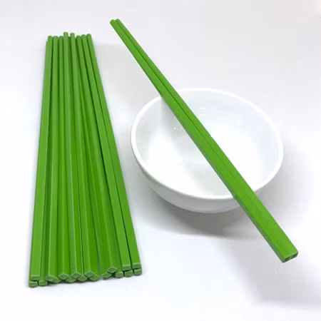 Bên cạnh đũa dùng một lần, bạn cũng không nên mua đũa nhựa, nhất là các loại đũa nhựa nhiều màu sắc về sử dụng. Ảnh: hanggiadungviet.