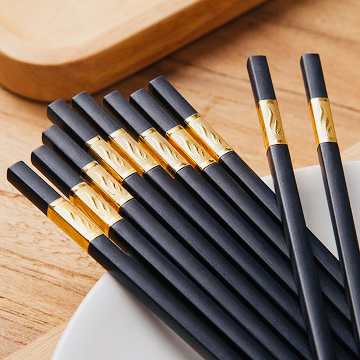 Trong khi đó, hầu hết các món ăn chúng ta ăn đều ở trạng thái nóng, nhiệt độ cao của thức ăn sẽ làm chất nhựa trong đũa thôi ra đồ ăn, không an toàn. Ảnh: banbuontonghop.