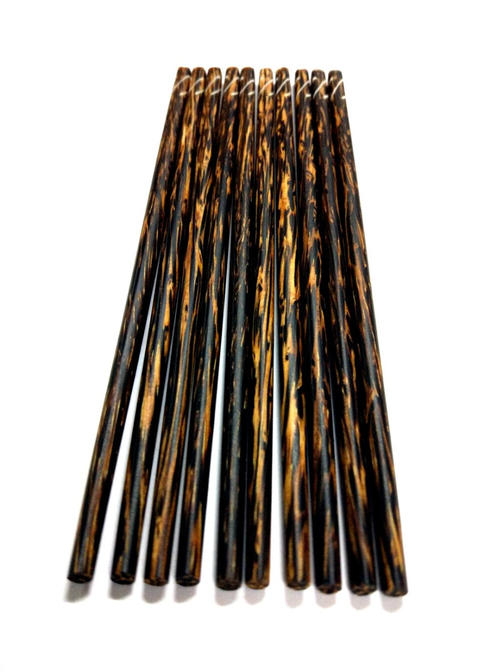 Khi bạn ăn uống bằng những đôi đũa này, bạn có thể sẽ ăn phải những phần sơn bong tróc ra ở mức độ ít nhiều khác nhau, không tốt cho sức khỏe. Ảnh: slatic.