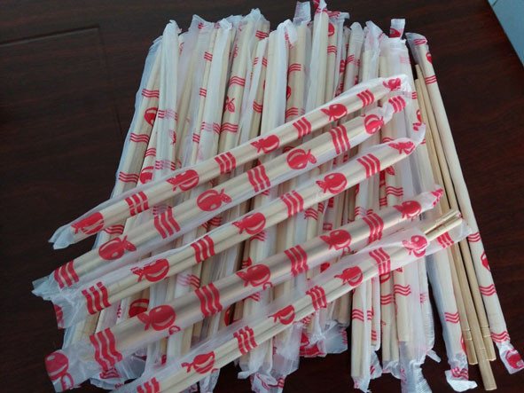 Mặc dù tiện dụng nhưng đũa dùng một lần lại tiềm ẩn vô số nguy cơ gây hại sức khỏe. Lý do là vì để giúp đũa không bị nấm mốc, một số nhà sản xuất có thể sử dụng lưu huỳnh để xông khói trong quá trình sản xuất. Ảnh: vietq.