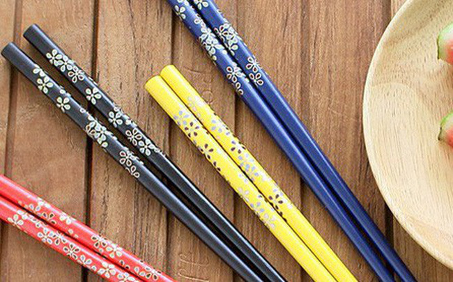 Khi sử dụng một thời gian, lớp sơn bao phủ bên ngoài đũa sẽ bị bong tróc và không ngừng bong ra trong quá trình chúng ta sử dụng. Ảnh: cafefcdn.