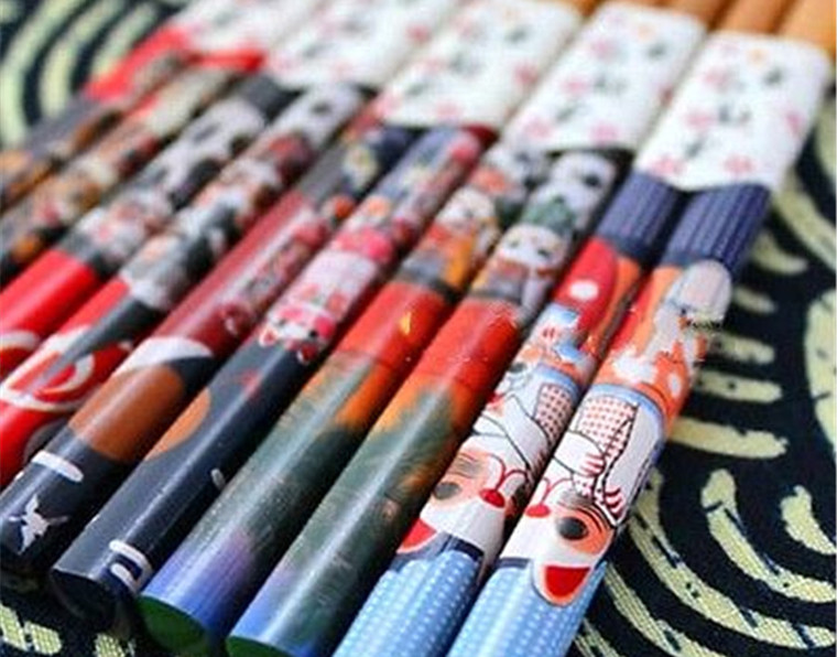 Cuối cùng, bạn cũng nên loại bỏ loại đũa sơn khỏi những bữa ăn của gia đình. Ảnh: tgdd.