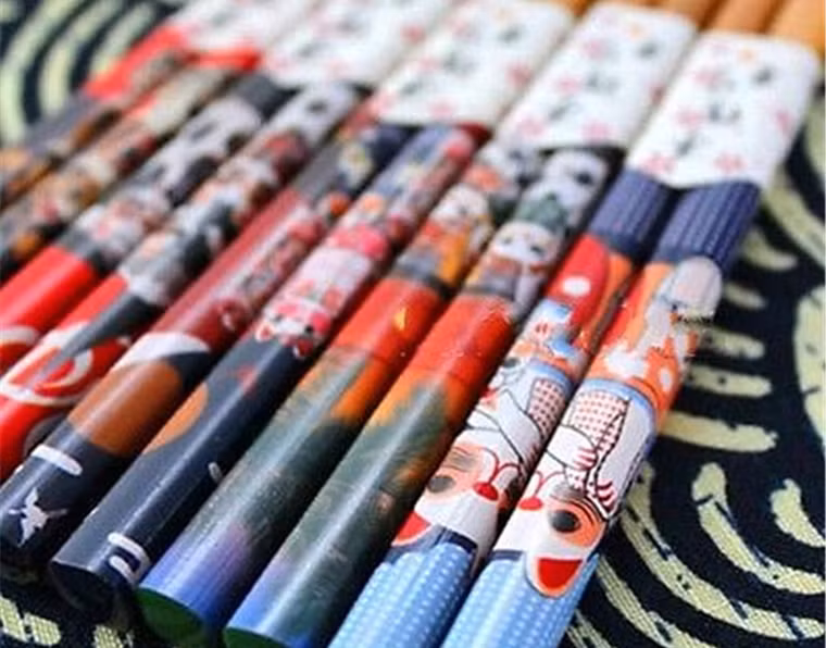 Cuối cùng, bạn cũng nên loại bỏ loại đũa sơn khỏi những bữa ăn của gia đình. Ảnh: tgdd.