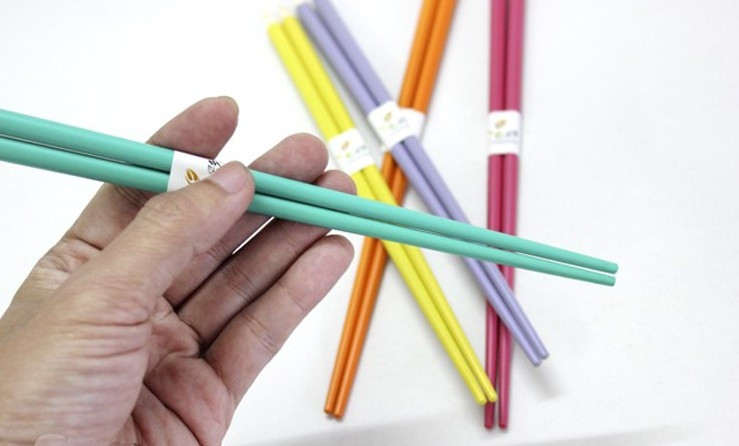 Ở nhiệt độ cao, những chất này dễ phân hủy thành các hóa chất độc hại, gây tổn thương tới sức khỏe. Ảnh: vatgia.