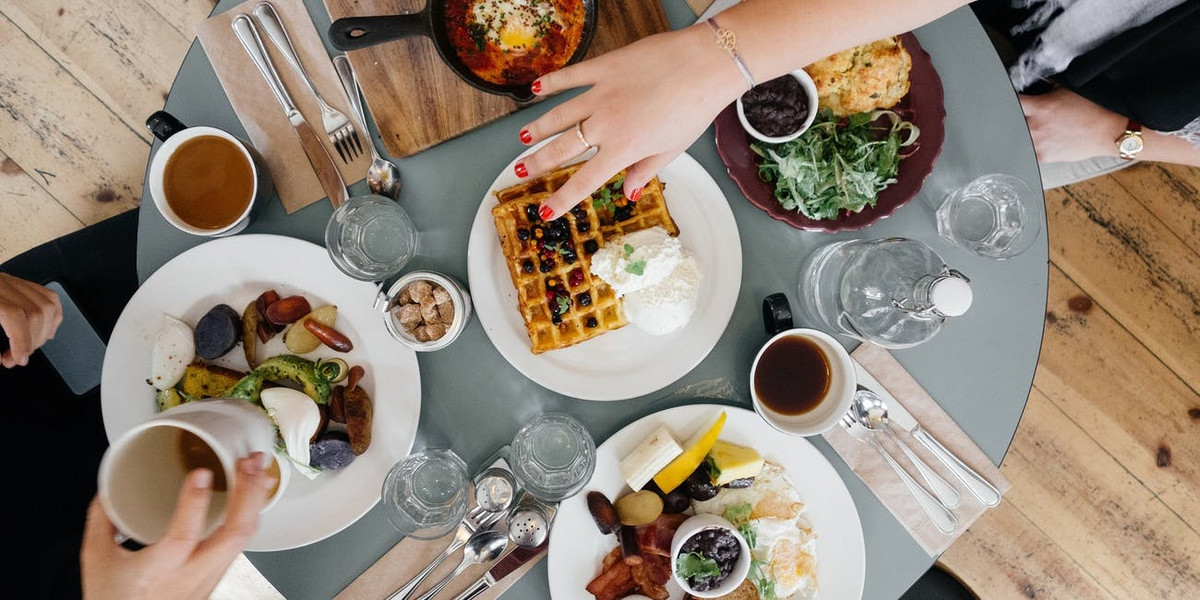 Sau khi ăn xong, cơ thể sẽ bắt đầu tiêu hóa thức ăn. Nếu bạn cố tập thể thao trong khi cơ thể đang cố gắng tiêu hóa thức ăn, cơ thể bạn sẽ quá tải, có thể dẫn đến đau bụng và buồn nôn. Ảnh: imgix.