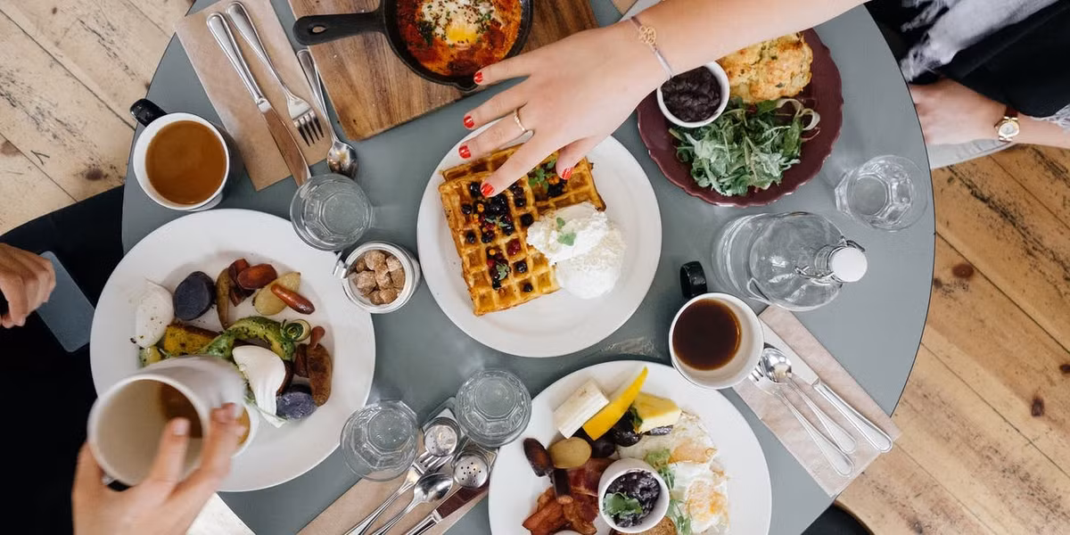 Sau khi ăn xong, cơ thể sẽ bắt đầu tiêu hóa thức ăn. Nếu bạn cố tập thể thao trong khi cơ thể đang cố gắng tiêu hóa thức ăn, cơ thể bạn sẽ quá tải, có thể dẫn đến đau bụng và buồn nôn. Ảnh: imgix.