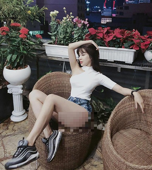 Diệp Lâm Anh gần như khoe trọn “vòng 3” với chiếc quần short jean không thể ngắn hơn này. Ảnh: luxury-inside.